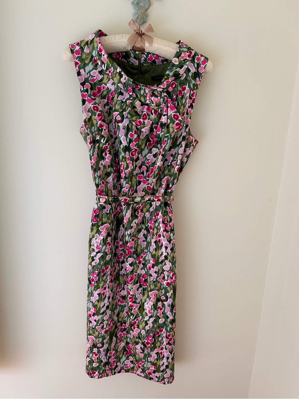 David Meister Watercolor Floral Belted Shift Dress
Size: 10
EUC